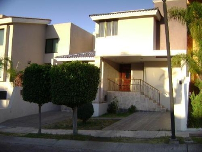 Casa con todos los espacios necesarios. Excelente precio.