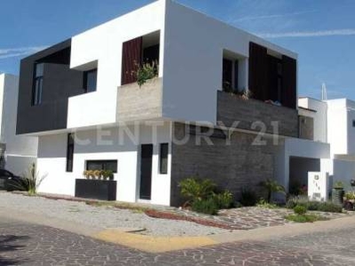 CASA EN VENTA DENTRO DE FRACCIONAMIENTO NUEVA GALICIA EN COTO TOLEDO