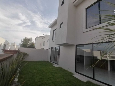 CASA EN VENTA CLUSTER 999, LOMAS DE ANGELOPOLIS 1, CON JARDÍN Y ESPACIOS AMPLIOS