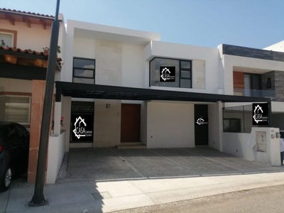 Se Vende Casa en Lomas de Juriquilla, Roof Garden, 4 Baños, 4 Baños, 4 Autos..