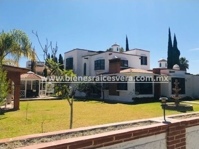 CASA EN VENTA EN CLUB DE GOLF TEQUISQUIAPAN ANGELICA