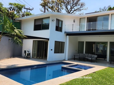 Casa en Venta en Cuernavaca fraccionamiento Vista hermosa. Vigilancia