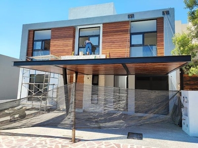 Estrena casa con excelentes acabados y recamara en PB en Altozano.