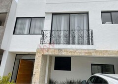 casa en venta en san isidro juriquilla ubicada frente al area comun en condominio cerrado