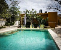 pintoresca casita amueblada, de 1 recámara, con piscina, en el centro.