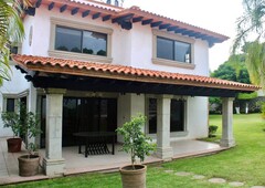 venta de casa - residencia estilo mexicano en cuernavaca con jardín y alberca - 8 baños - 612 m2