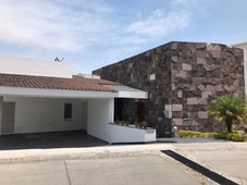 casa en venta con amplio jardín en la vista country club - 3 recámaras - 5 baños