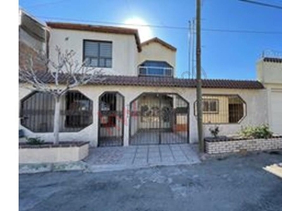 CASA EN VENTA CON 5 RECAMARAS Y ALBERCA EN FRACC. OASIS REVOLUCION