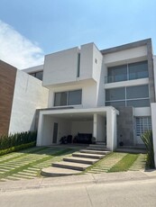 Doomos. Casa En Venta, Bosque Esmeralda, 3 Recámaras