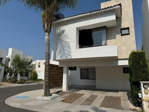 Doomos. Casa en venta dentro de condominio en esquina en Santa Fe Juriquilla