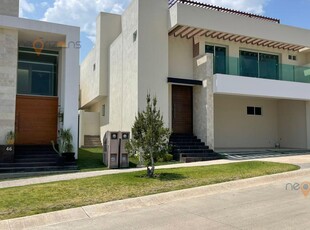 Doomos. Casa Residencial de 04 Recámaras con Top Roof Vista a la Ciudad en Fracc. Sierra Azul SLP