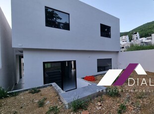 Doomos. Casa VENTA Fracc. Bosques de San Pedro -CARRETERA NACIONAL- Santiago, Nuevo León.