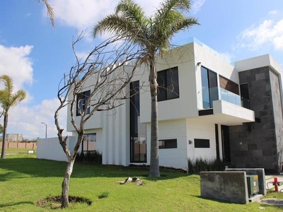 EN RENTA HERMOSA CASA 3 RECAMARAS OFICINA ROOF GARDEN EN LOMAS DE ANGELOPOLIS DE PUEBLA