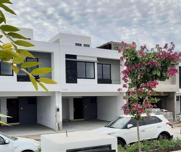 Casa Nueva en Venta frente a Parque en Zona Norte