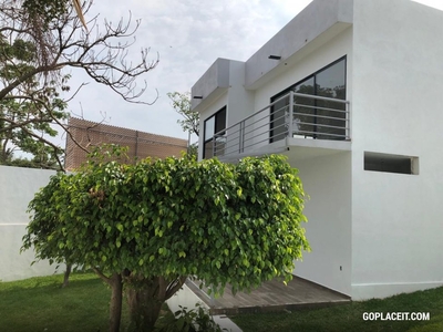 En Venta, Casa sola remodelada al 100%. Lomas de Cortes, Cuernavaca, Lomas de Cortes - 260.00 m2
