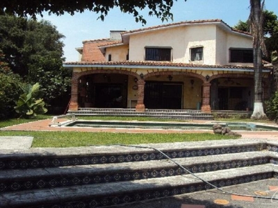 Burgos, Preciosa Casa Estilo Colonial Cuernavaca, Amplísimo Jardín y Alberca.