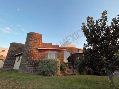 Casa en venta tipo campestre, con amplio jardín y jacuzzi en Vista Real, Corregidora, Querétaro.