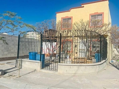 VENTA EN ESQUINA CON TERRENO EXCEDENTE AL SUR