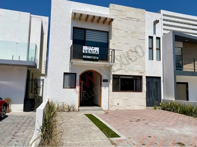 Casa en Venta en Fraccionamiento Grand Juriquilla, tres recamaras, dos baños completos, un medio baño, sala comedor a doble altura, dos estacionamientos. Fraccionamiento tiene alberca, canchas, zona de asadores, pista de jogging y mas.