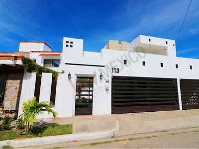 Casa en venta en Lomas de Mazatlán, uno de los mejores fraccionamientos, muy cerca de la playa y practicamente de todo!
