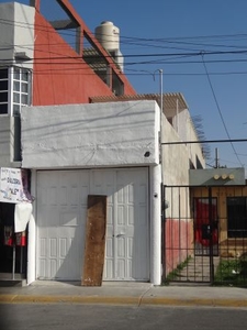 Casa REMODELADA con AMPLIACION sobre AVENIDA