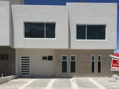Preciosa Casa en Bio Grand Juriquilla, 3 Recámaras, Estudio, Jardín, Alberca..
