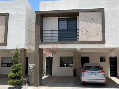 Remate De Casa En Villas Del Renacimiento. Totalmente Equipada, 3 Recámaras, 2 1/2 Baños. Torre...