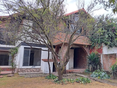 Doomos. Casa con excelente terreno en condominio en Cuajimalpa