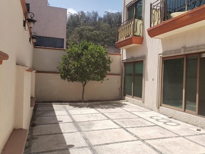 Doomos. CASA EN CONDOMINIO EN RENTA A 50 METROS DEL CENTRO COMERCIAL PEDREGAL!!!