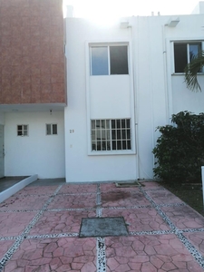 Doomos. Casa en renta en Playa del Carmen Residencial Los Olivos