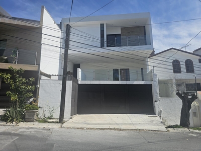 Doomos. Casa en Venta en Col. Villa las Fuentes, Monterrey N.L.