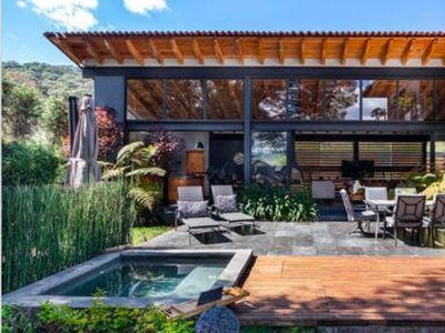 Doomos. San Mateo Acatitlan, Casa con gran jardin a la venta en Valle de Bravo (MR)