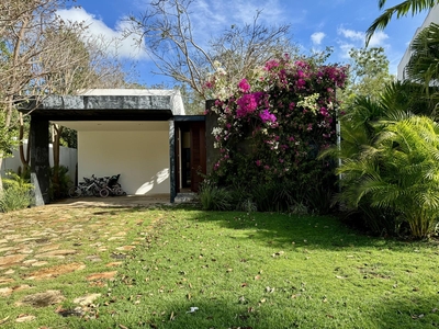 Doomos. Casa de una sola planta en el Yucatán Country Club