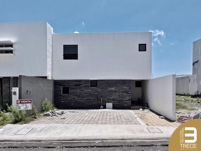 Doomos. Casa en venta con jardín y recámara en planta baja en Lomas de la Rioja