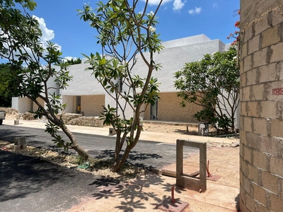 Doomos. casa en venta en Mérida, cerca de todo- un bonito jardín interior