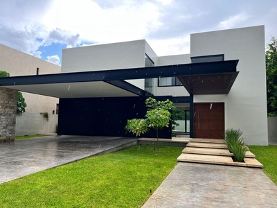 Doomos. CASA EN VENTA EN RESIDENCIAL EL CORTIJO A UN COSTADO DEL YUCATÁN COUNTRY CLUB