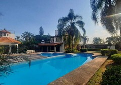 casa en venta - residencia estilo mexicano en cuernavaca con jardín y alberca - 5 habitaciones - 612 m2