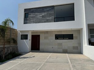 Doomos. Casa nueva en venta dentro de condominio en San Isidro Juriquilla