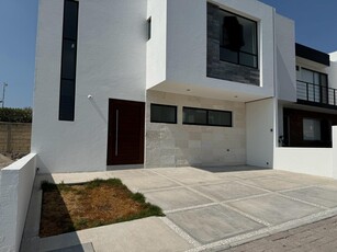 Doomos. Casa nueva en venta en condominio en San Isidro Juriquilla