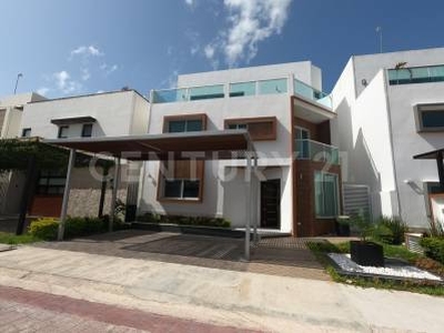 Renta Casa 3 Recamaras Sin Muebles con Alberca en Aqua, Cancún C3065