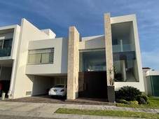 casa en venta frente a área verde en vista real, zona atlixcáyotl - 6 baños - 436 m2