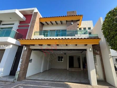 Casa En Venta En Fraccionamiento Camino Real, Equipada, Excelente Acabados Y Espacios Amplios.