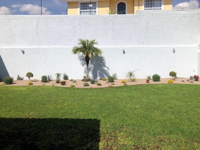 JURIQUILLA CASA DE LUJO IMPECABLE UN SOLO NIVEL 585 M2 TERRENO 3 RECAMARAS CUARTO SERVICIO JARDIN