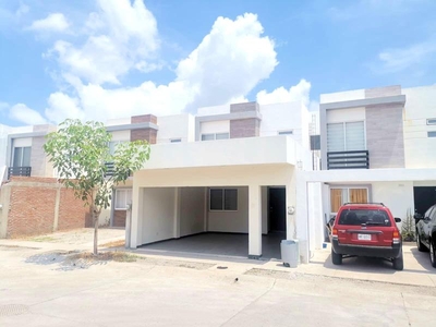 En venta casa en privada Palmeira sector Valle Alto