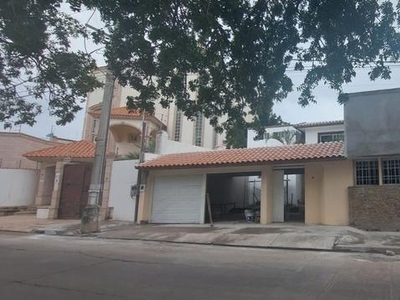 VENTA de 3 casas en el mismo terreno en Col Guadalupe con alberca