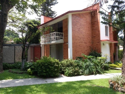Venta de Casa REMODELADA en Condominio de Privada C/Vigilancia, Col. Delicias, Zona Dorada