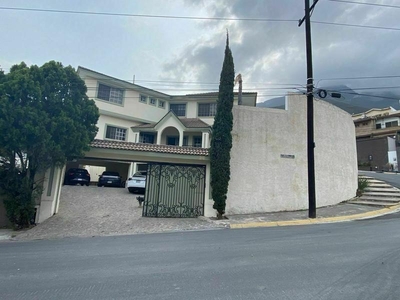 Casa en VENTA con alberca y en esquina cumbres 2o sector Monterrey