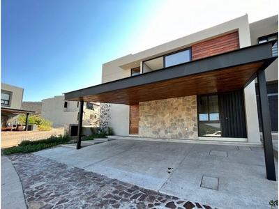 Doomos. Hermosa casa en venta a estrenar en Altozano IG