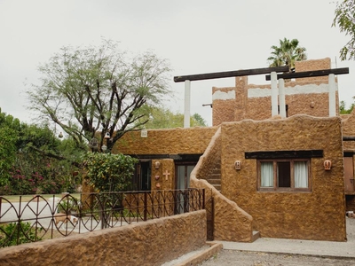 Doomos. Preciosa casa estilo Nuevo México en venta en Tequisquiapan