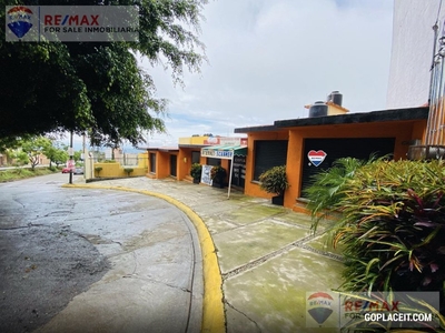 Venta de casa con 6 locales, Lomas de Ahuatlán Cuernavaca, Morelos…Clave 3597, onamiento Lomas de Ahuatlán - 8 baños